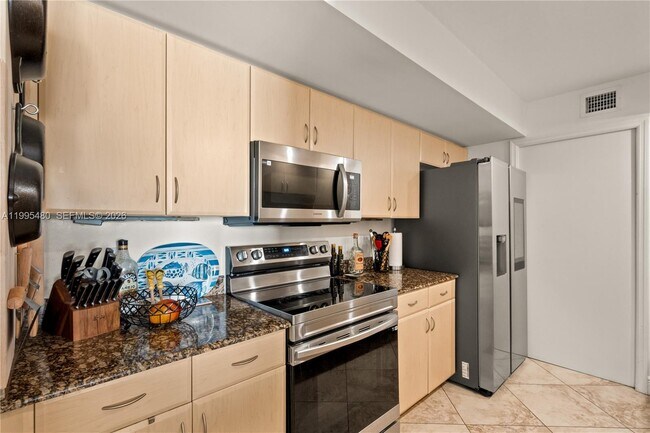 Building Photo - 6917 Collins Ave