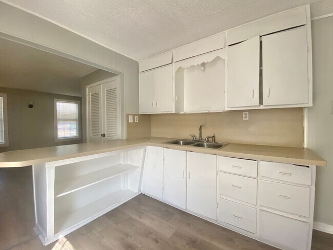 Building Photo - Now available and rent ready -  3 bed 2 bath near Clapp Park