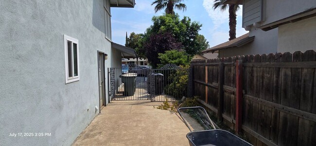 Building Photo - 2051 Rancho Dr