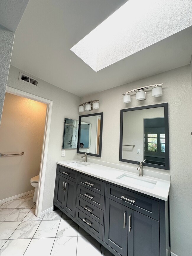 Building Photo - 15880 Avenida Villaha