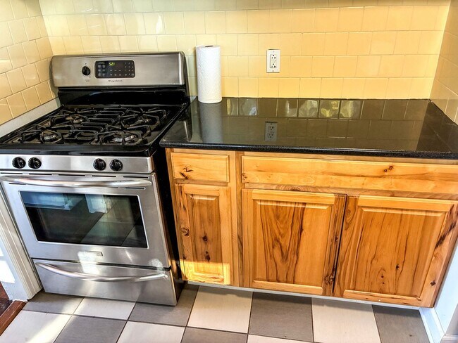 Building Photo - Newly Remodeled 3 Bedroom Home - Northside...