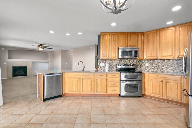 Building Photo - Gorgeous Home With Two Car Garage and Acce...