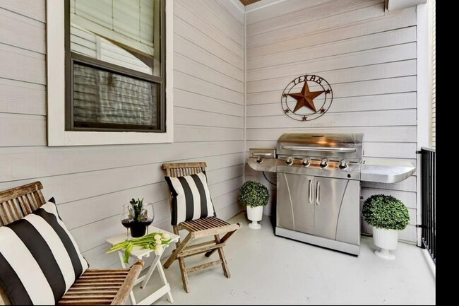 Building Photo - 5307 Lillian St