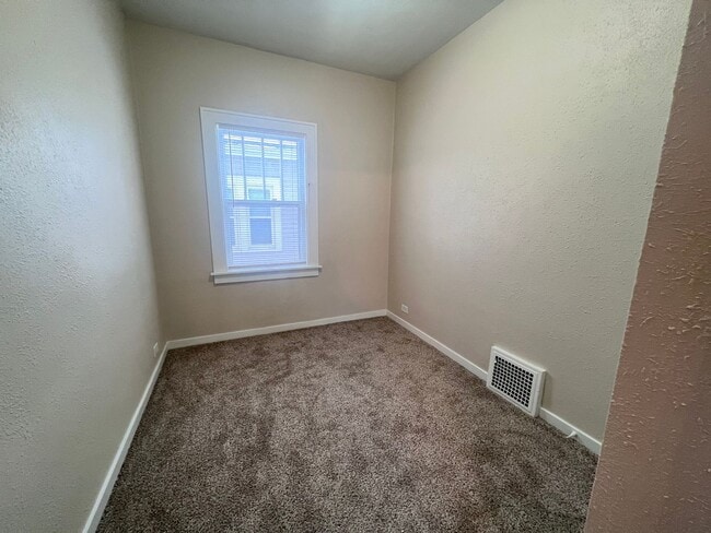 Building Photo - Three Bedroom Single Family Home on SW Side!