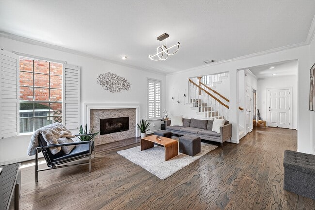 Building Photo - 1015 Enclave Square S