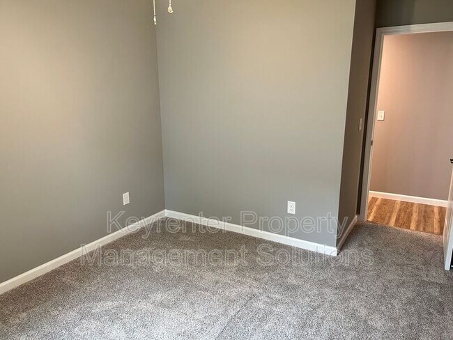 Building Photo - 905 Gardner St