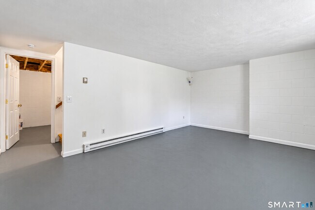 Building Photo - 19 Denlar Dr