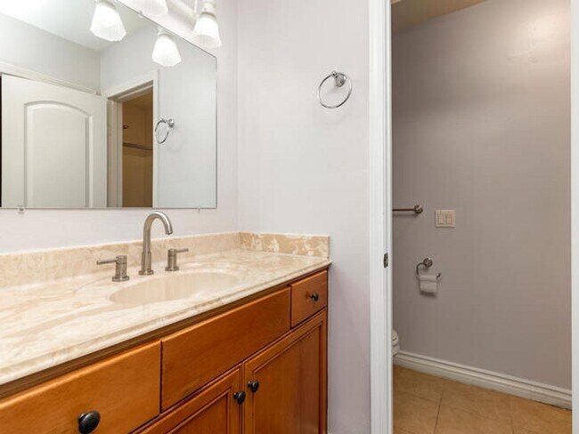 Building Photo - Beautiful Upper Level Condominium Home