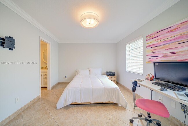 Building Photo - 5555 Ludlam Rd