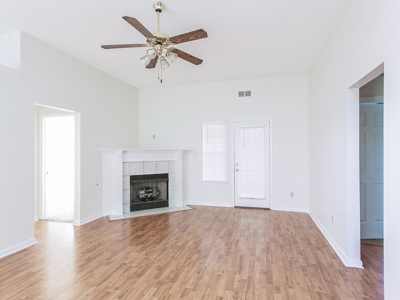 Building Photo - 8291 Cross Point Dr