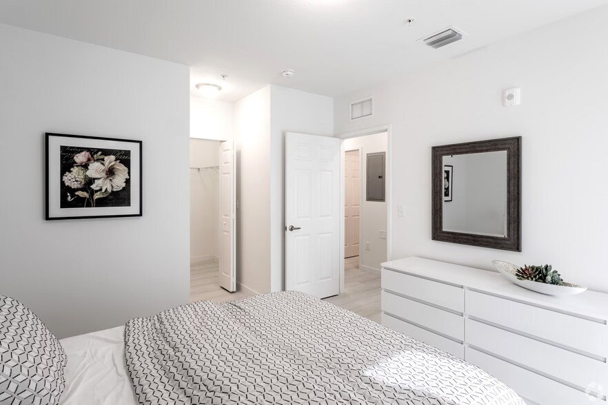 Building Photo - 407 W 77th St