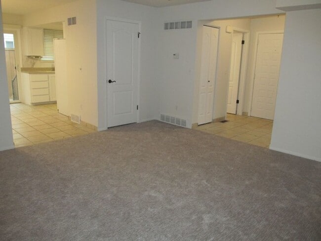 Building Photo - Great Holladay Townhome