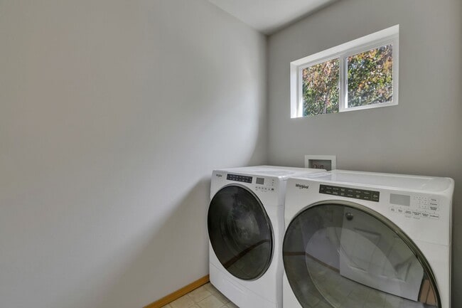 Building Photo - Cozy Corner Lot in Radiance