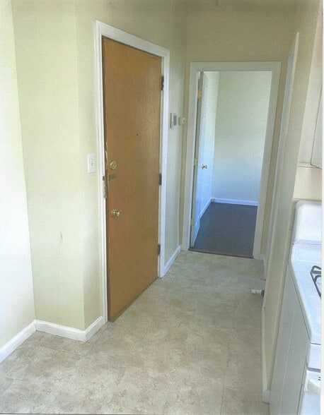 Building Photo - 102 W 49th St