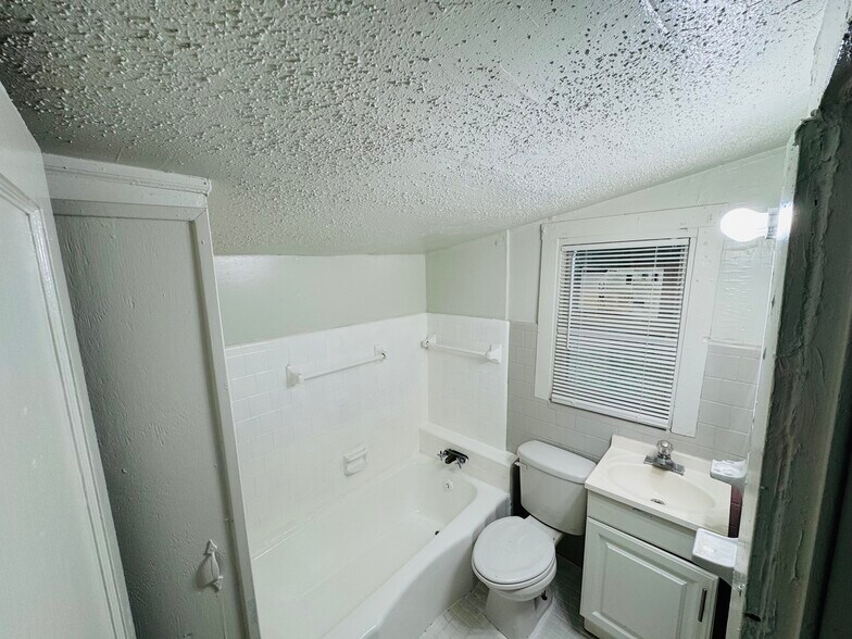 Bathroom 2 - 1256 Bridier St
