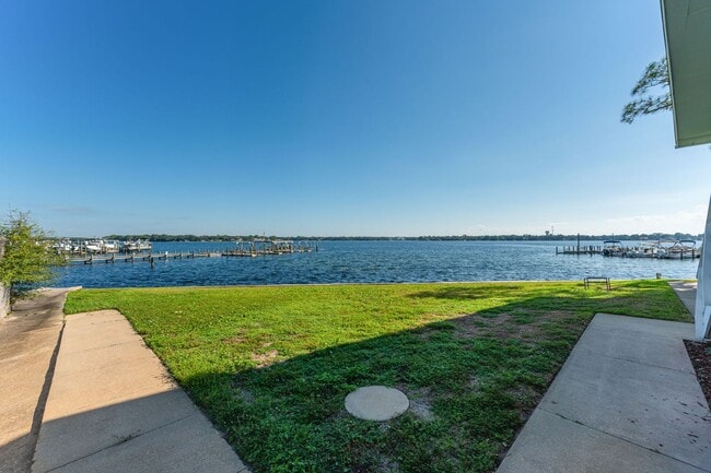Building Photo - Gorgeous Water Views!