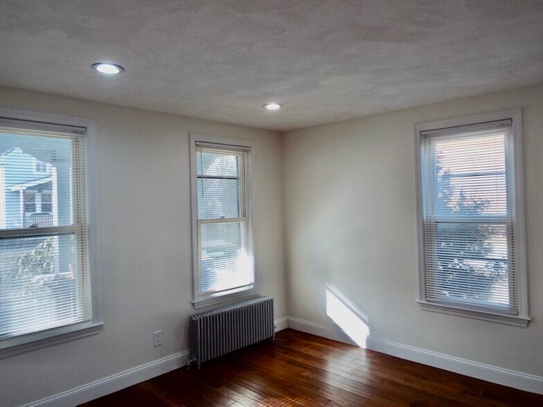 Building Photo - 92 Rockland St