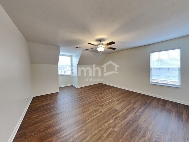 Building Photo - 1128 Eastwoods Dr