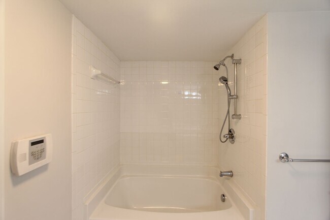 Building Photo - Wonderful and Large 3 Bedroom 2.5 Bath Townhome w/Garage