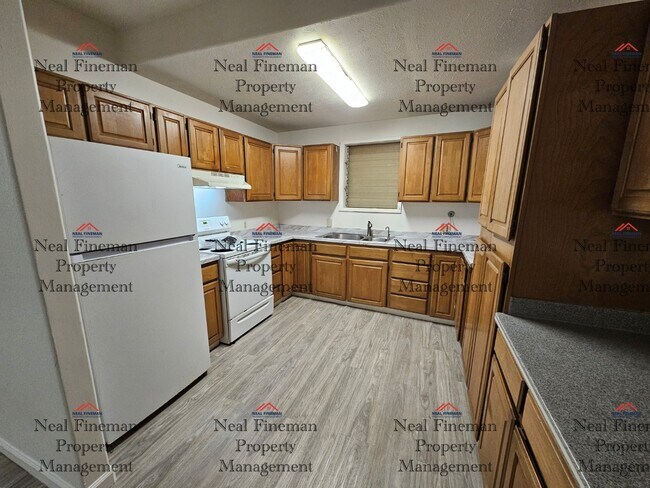 Building Photo - 4 BED, 1 BATH APARTMENT, TANDEM PARKING Electric Water included.