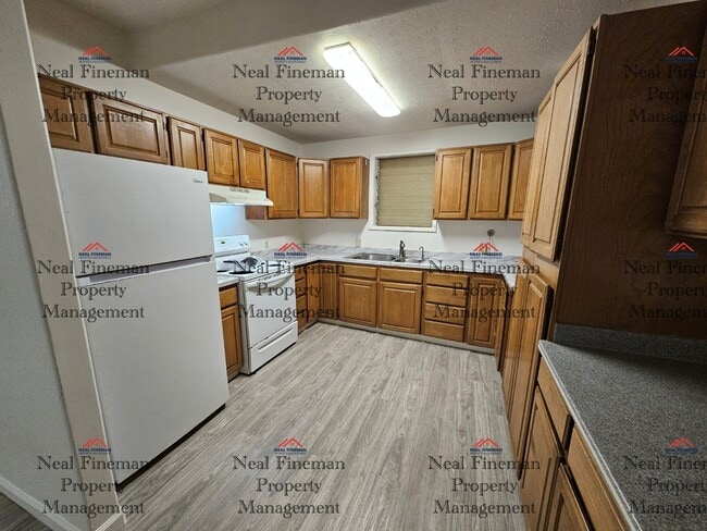 Building Photo - 4 BEDROOM, 1 BATHROOM APARTMENT, 2 TANDEM PARKING