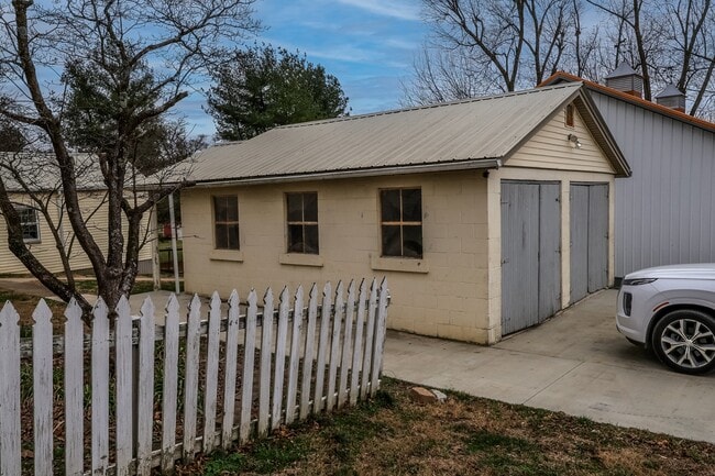 Building Photo - 329 Grayson St