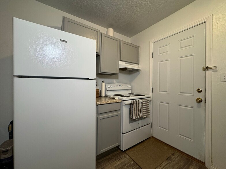 Building Photo - 652 Vancouver Rd SE