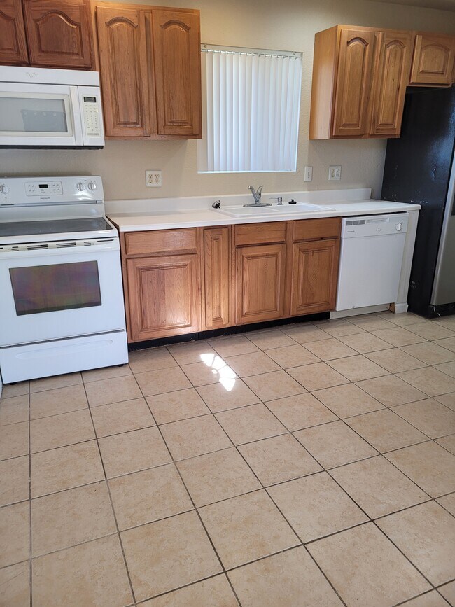 Building Photo - 301 Greenbriar Rd