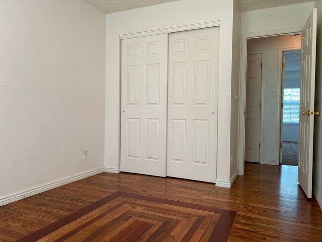 Building Photo - Wonderfully updated and maintained 3 bedro...