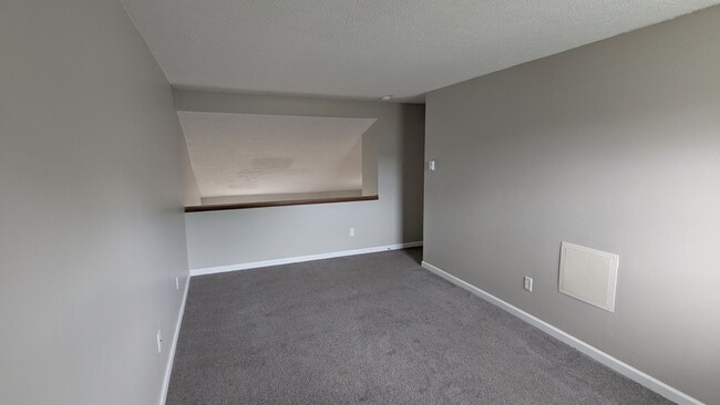 Building Photo - 847 Kerns Dr NE