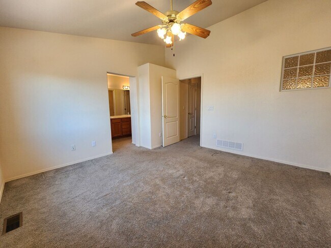 Building Photo - Quiet, adorable 2 Bed 3 Bath Townhome in 80923!
