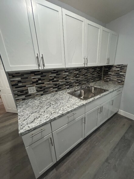 Building Photo - 1961 S Congo Ave