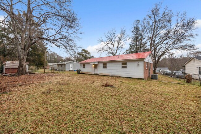 Building Photo - Welcome to your renovated 3-bed, 2-bath gem in scenic Gaffney, SC! $1,450/mo rent