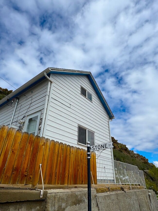 Building Photo - Beautifully Remodeled Mountain House in Hi...