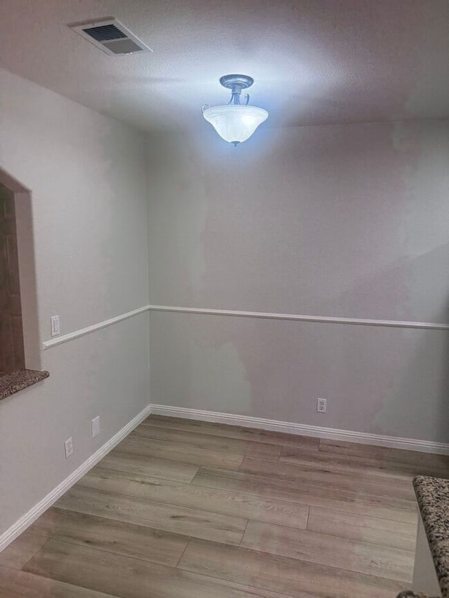 Building Photo - Beautiful 3 bedroom 1.5 House