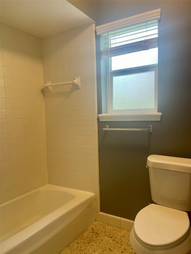 Building Photo - 9626 Hearthwood Dr