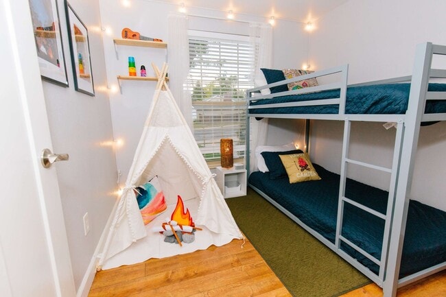 Building Photo - Charming 5-Bedroom Home in Club Crest