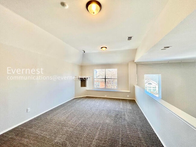 Building Photo - 5 Bed/3.5 Bath Home with Fenced Yard & Garage / Pet-Friendly / Vouchers Accepted