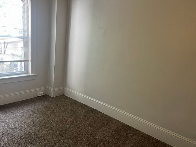 Building Photo - 3 Bedroom, 1 Bath Home in Lancaster *accep...