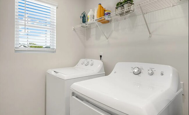 Building Photo - Modern 3 Bedroom Home Available October 1s...