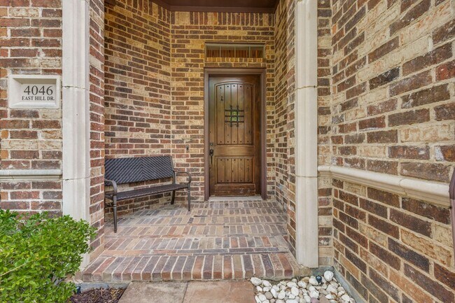 Building Photo - 4046 E Hill Dr