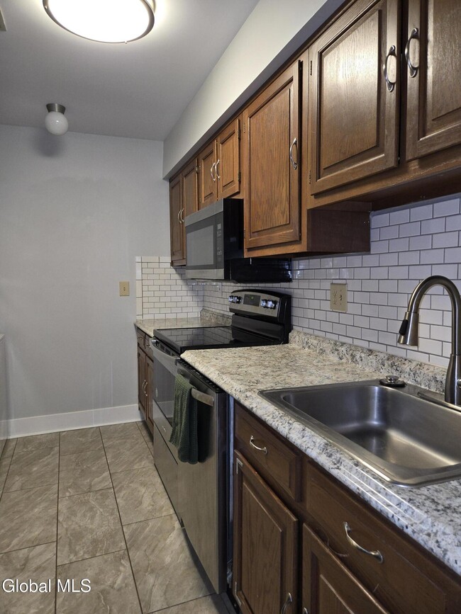 Building Photo - 93 Ridgewood Terrace