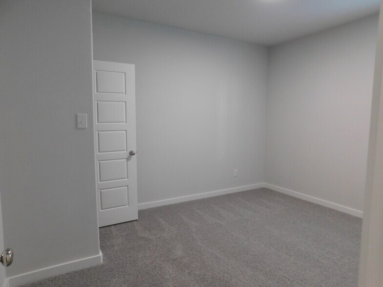 Building Photo - 519 Green Grass Dr