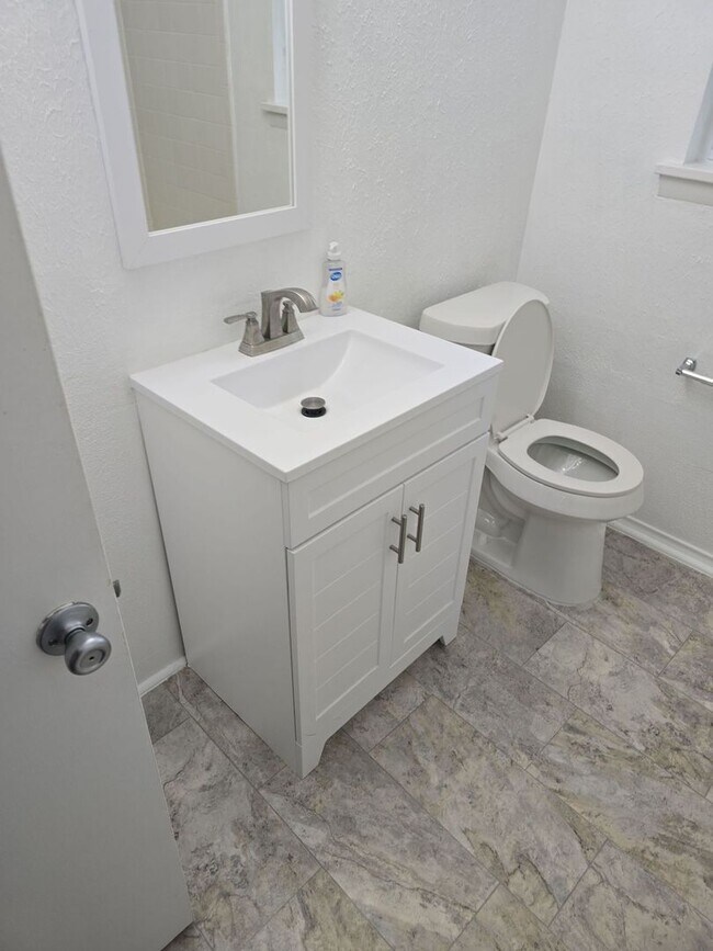 Building Photo - Refurbished - 3 bdrm 1.5 bath