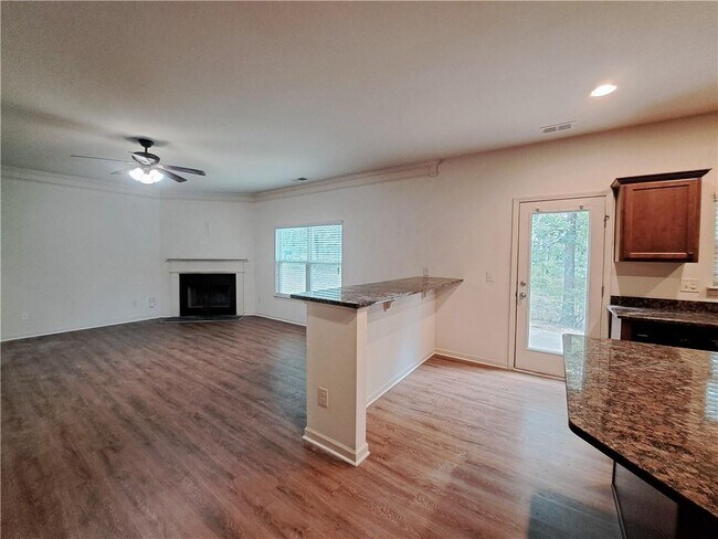 Building Photo - 867 Pine Ln