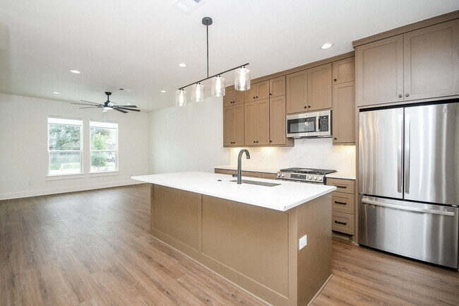 Building Photo - 4101 Victoria