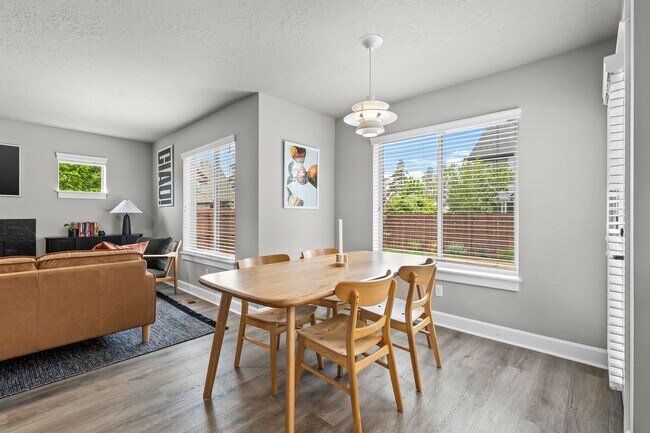 Building Photo - Beautiful SE Bend Home | Spacious Floorplan | Fenced Backyard | Near Parks & Trails