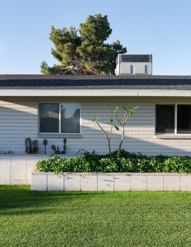 Building Photo - 2237 E Hillery Dr