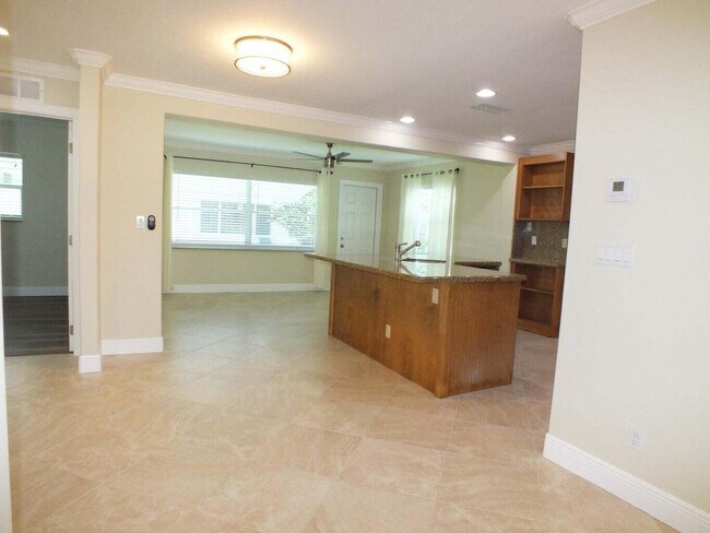 Building Photo - 121 SW 8th Ct