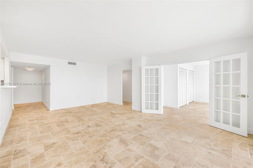 Building Photo - 1420 Brickell Bay Dr